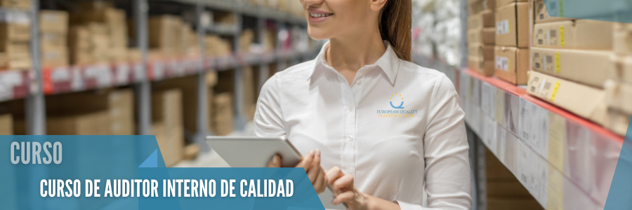 mujer realizando una auditoria